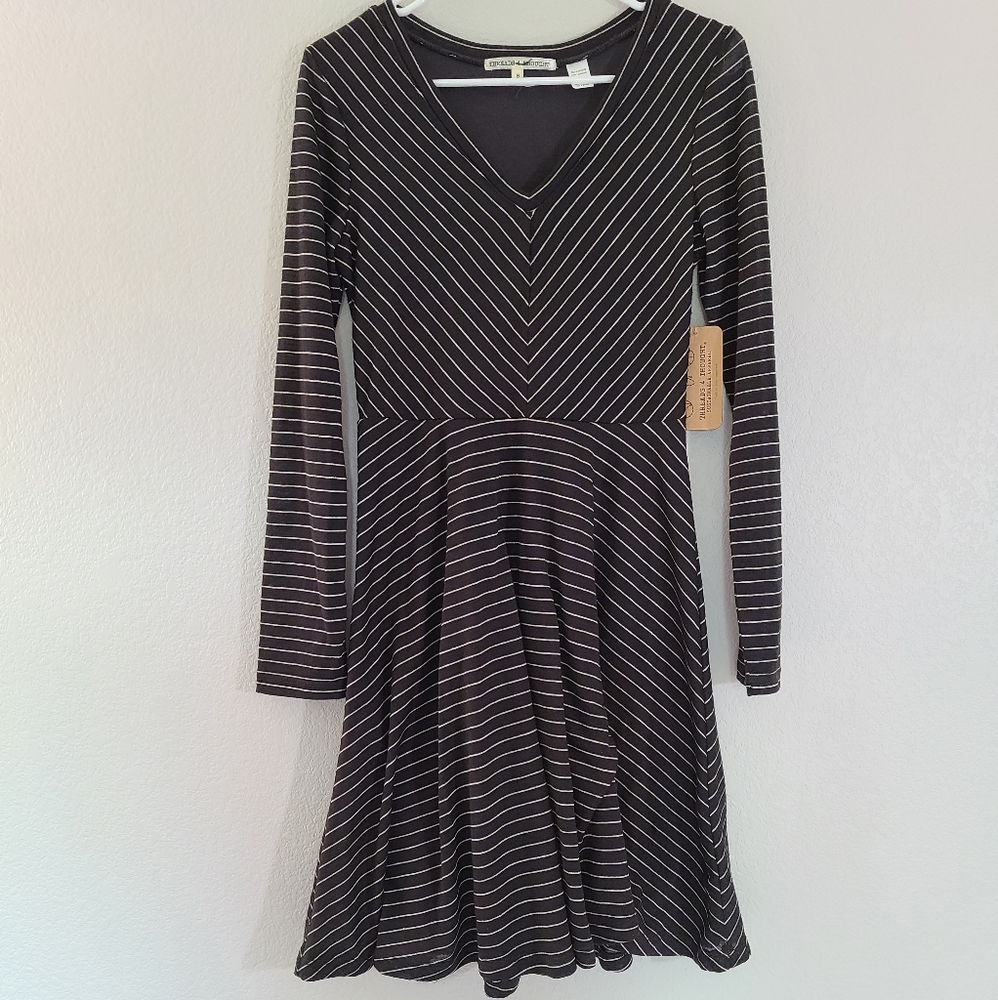 Nwt. Long sleeve black and gold dress.  Small